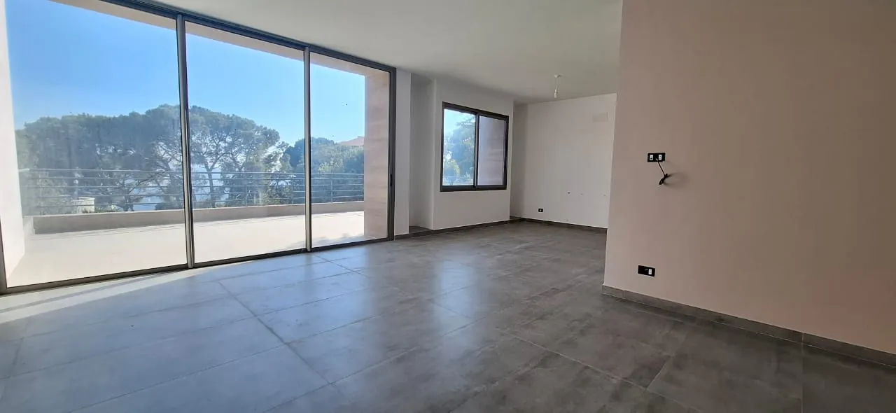 3-Bedroom Apartment with Small Garden & Large Balcony For Sale in Jeita — الصورة 4