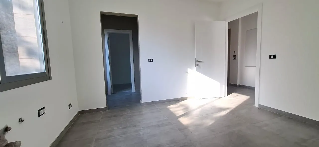 3-Bedroom Apartment with Small Garden & Large Balcony For Sale in Jeita — الصورة 5