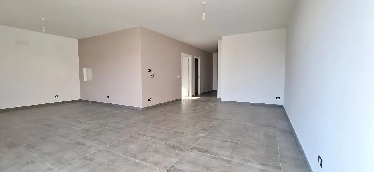 3-Bedroom Apartment with Small Garden & Large Balcony For Sale in Jeita — الصورة 6