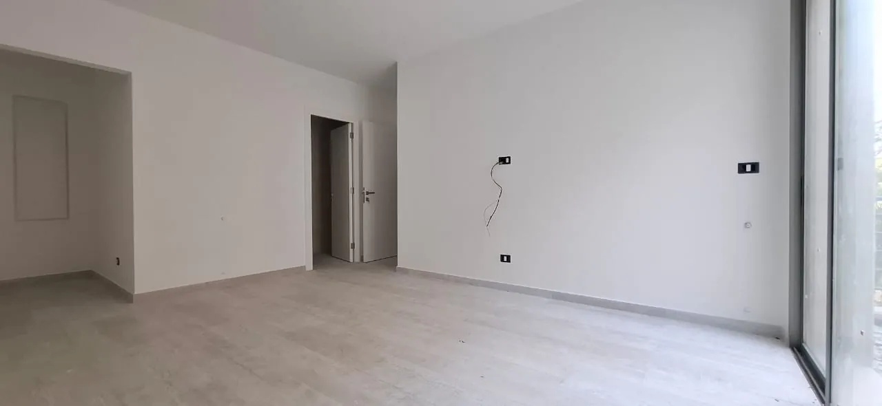 3-Bedroom Apartment with Small Garden & Large Balcony For Sale in Jeita — الصورة 8