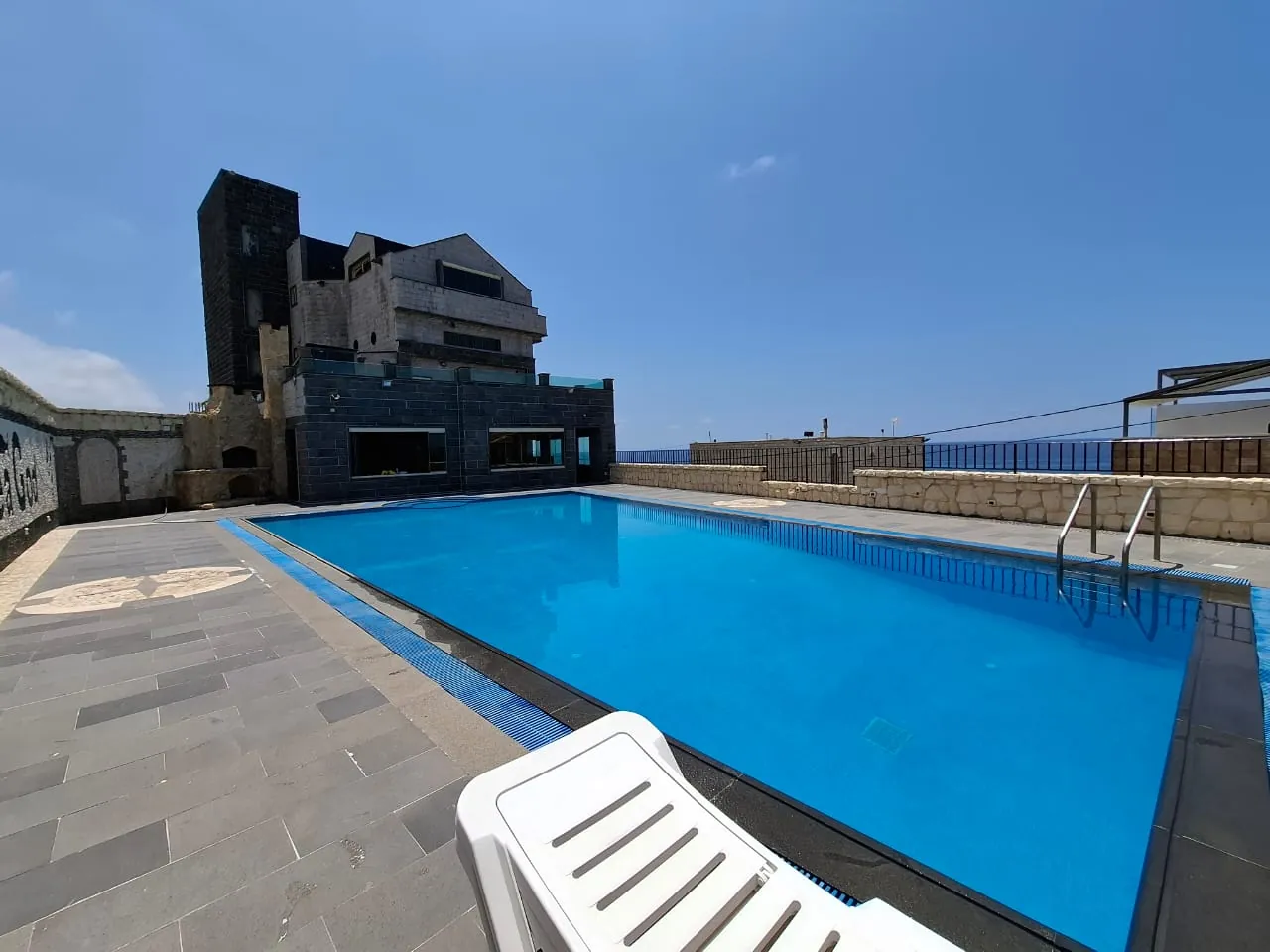 Exclusive! Beach Hotel For Sale in Halat — الصورة 2