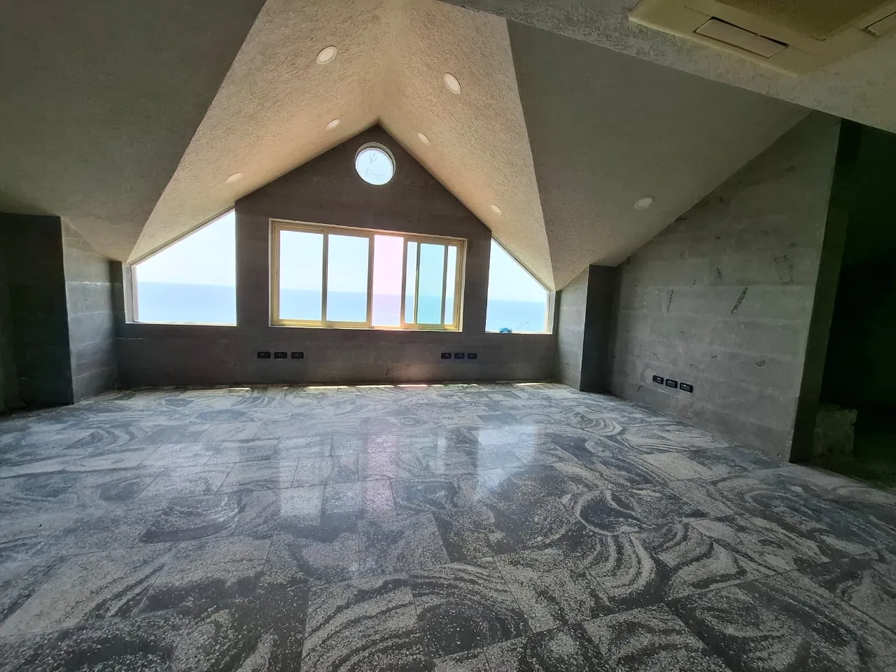 Exclusive! Beach Hotel For Sale in Halat — الصورة 3
