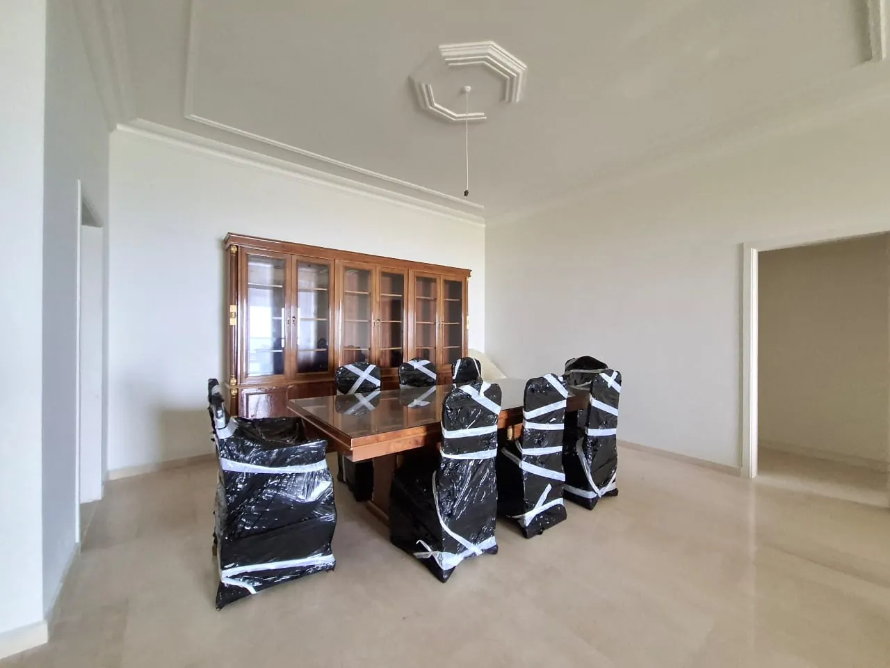 Spacious Apartment With Lovely Mountain View For Rent in Klayaat — الصورة 3