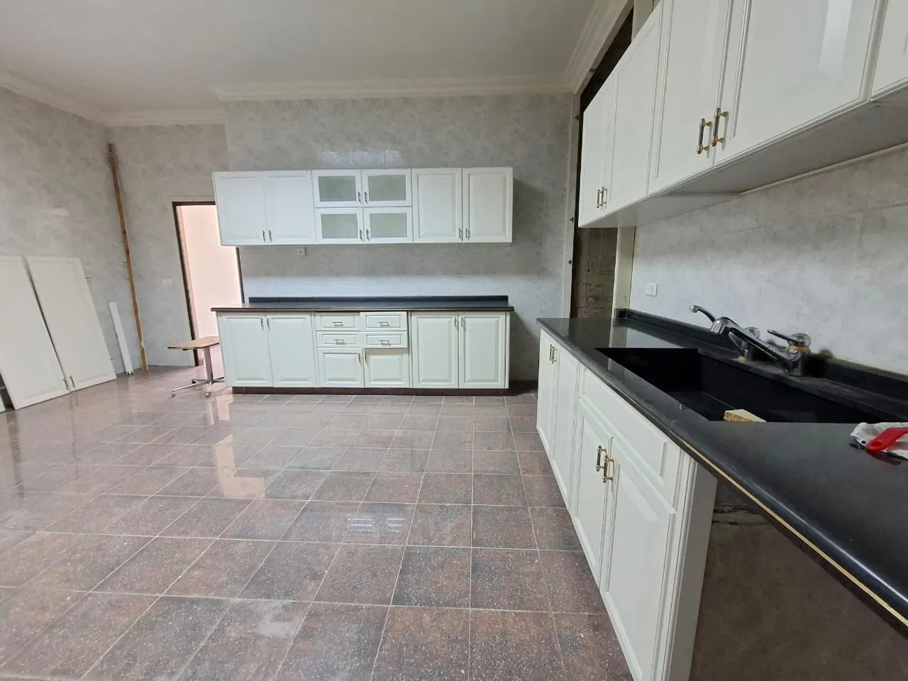 Spacious Apartment With Lovely Mountain View For Rent in Klayaat — الصورة 4