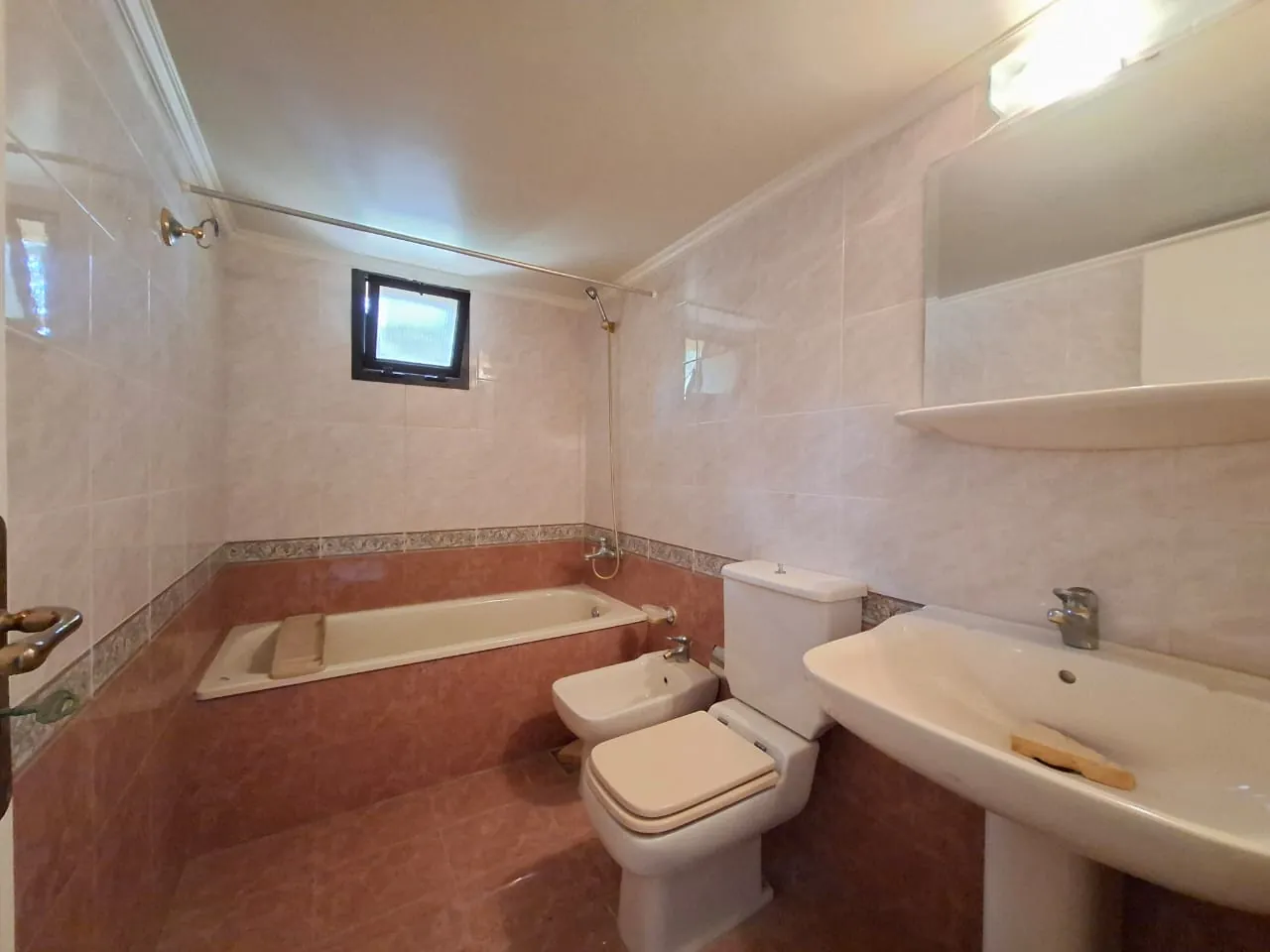 Spacious Apartment With Lovely Mountain View For Rent in Klayaat — الصورة 8