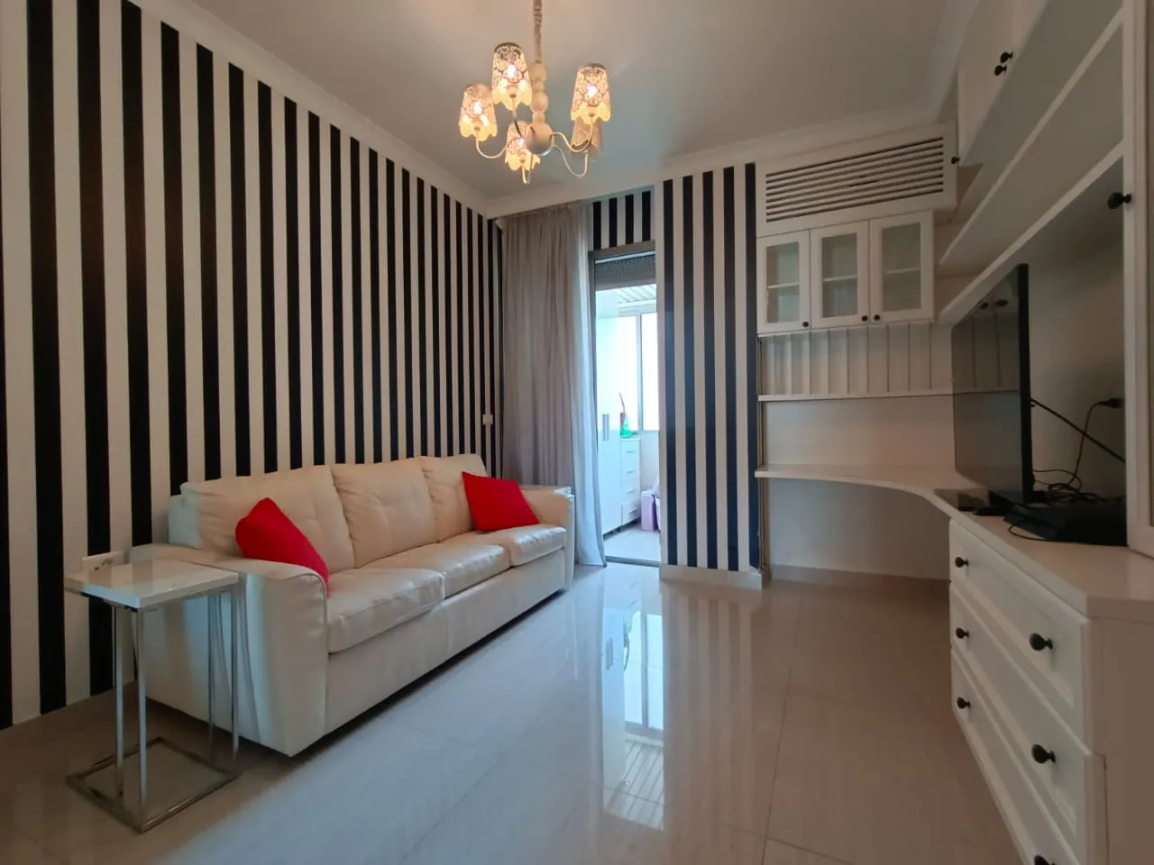 Furnished 3-Bedroom Apartment For Rent in a Prime Location in Achrafieh, Lycée — الصورة 10