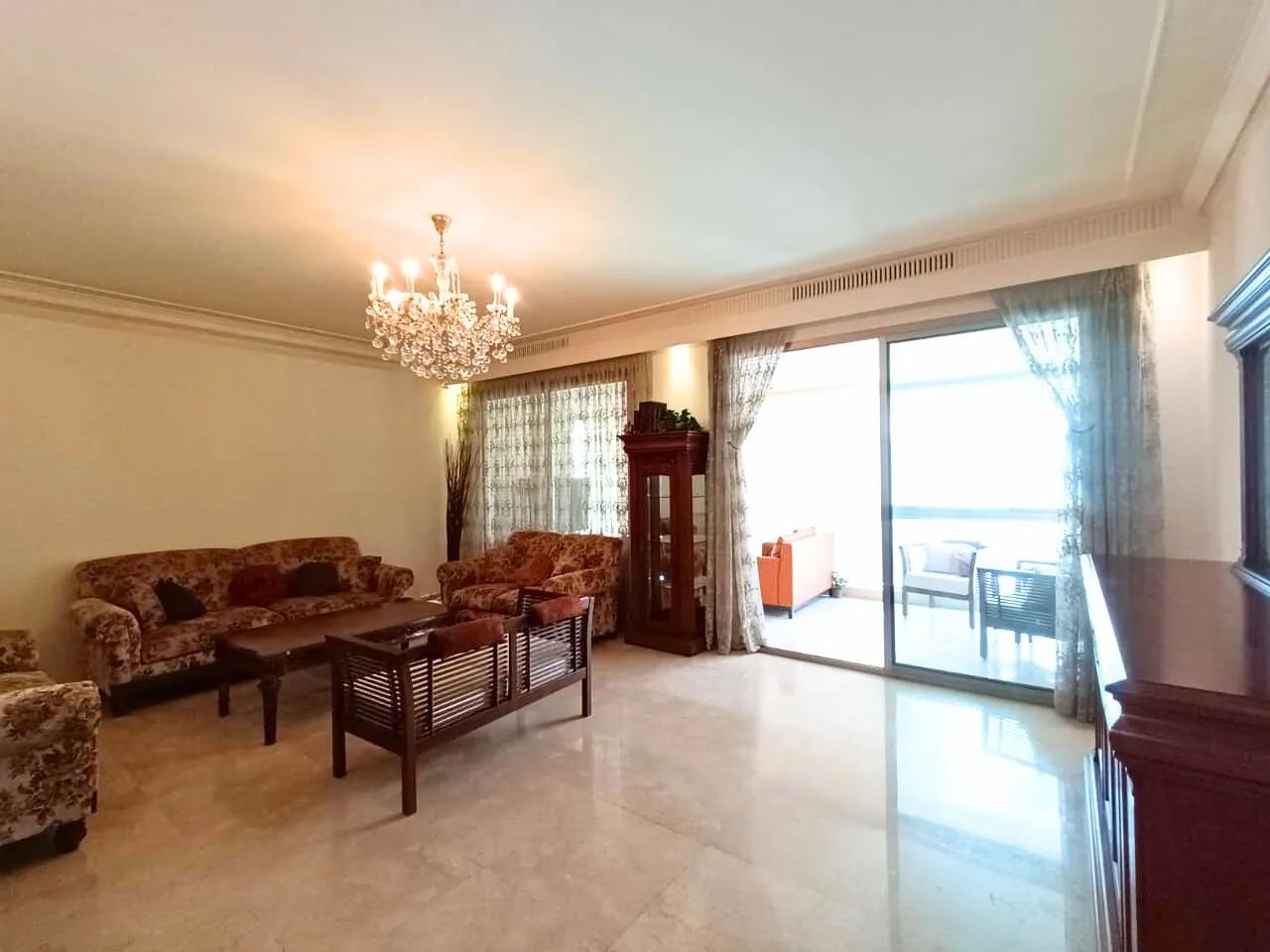 Furnished 3-Bedroom Apartment For Rent in a Prime Location in Achrafieh, Lycée — الصورة 2