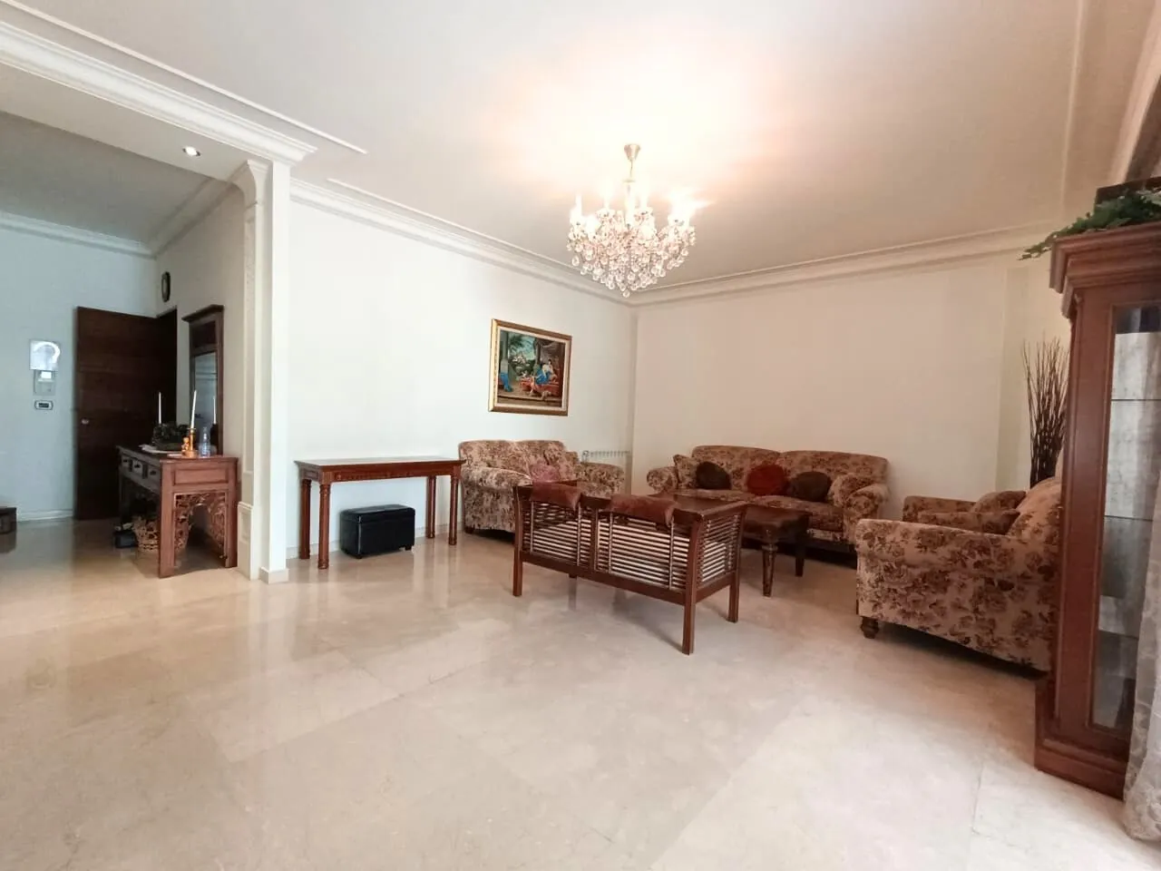 Furnished 3-Bedroom Apartment For Rent in a Prime Location in Achrafieh, Lycée — الصورة 5
