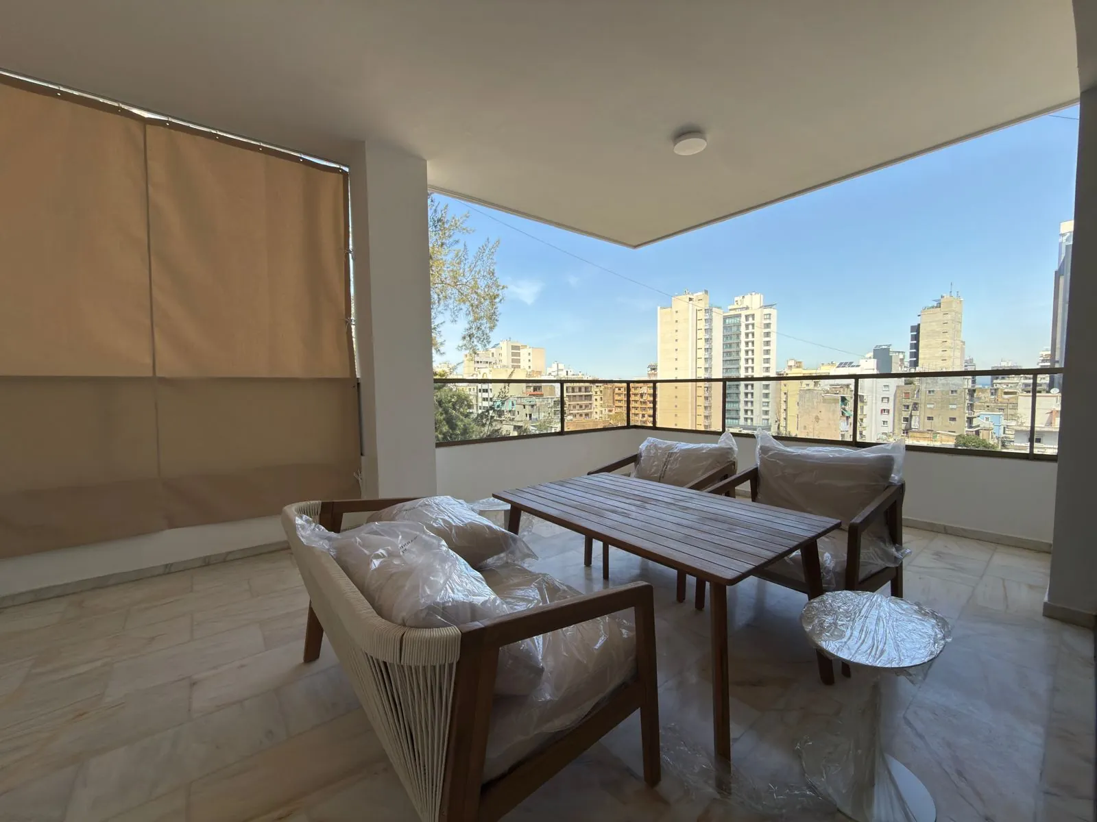 Sunny & Charming Apartment with Terrace For Sale in Achrafieh, Fassouh — الصورة 2
