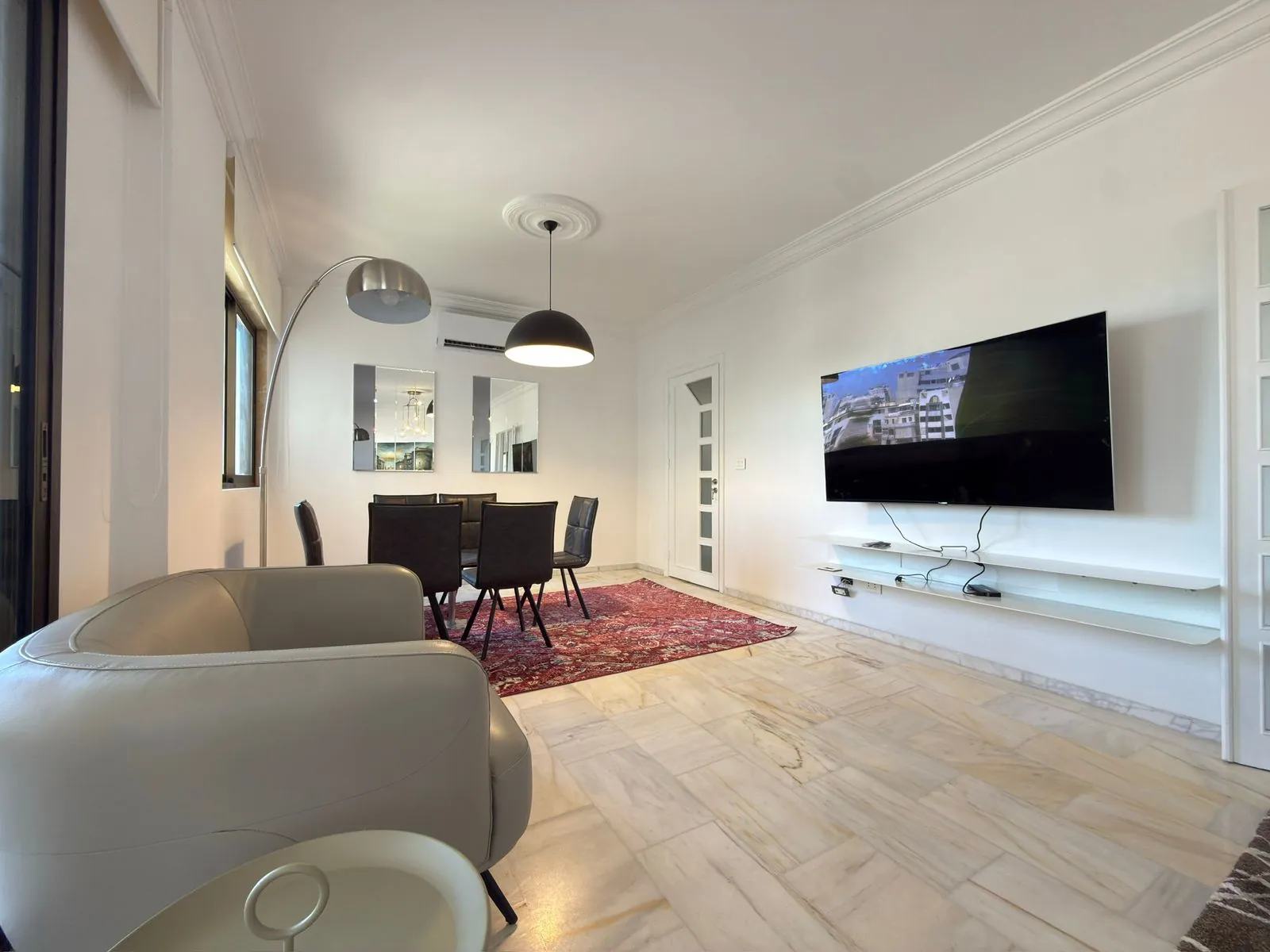 Sunny & Charming Apartment with Terrace For Sale in Achrafieh, Fassouh — الصورة 7