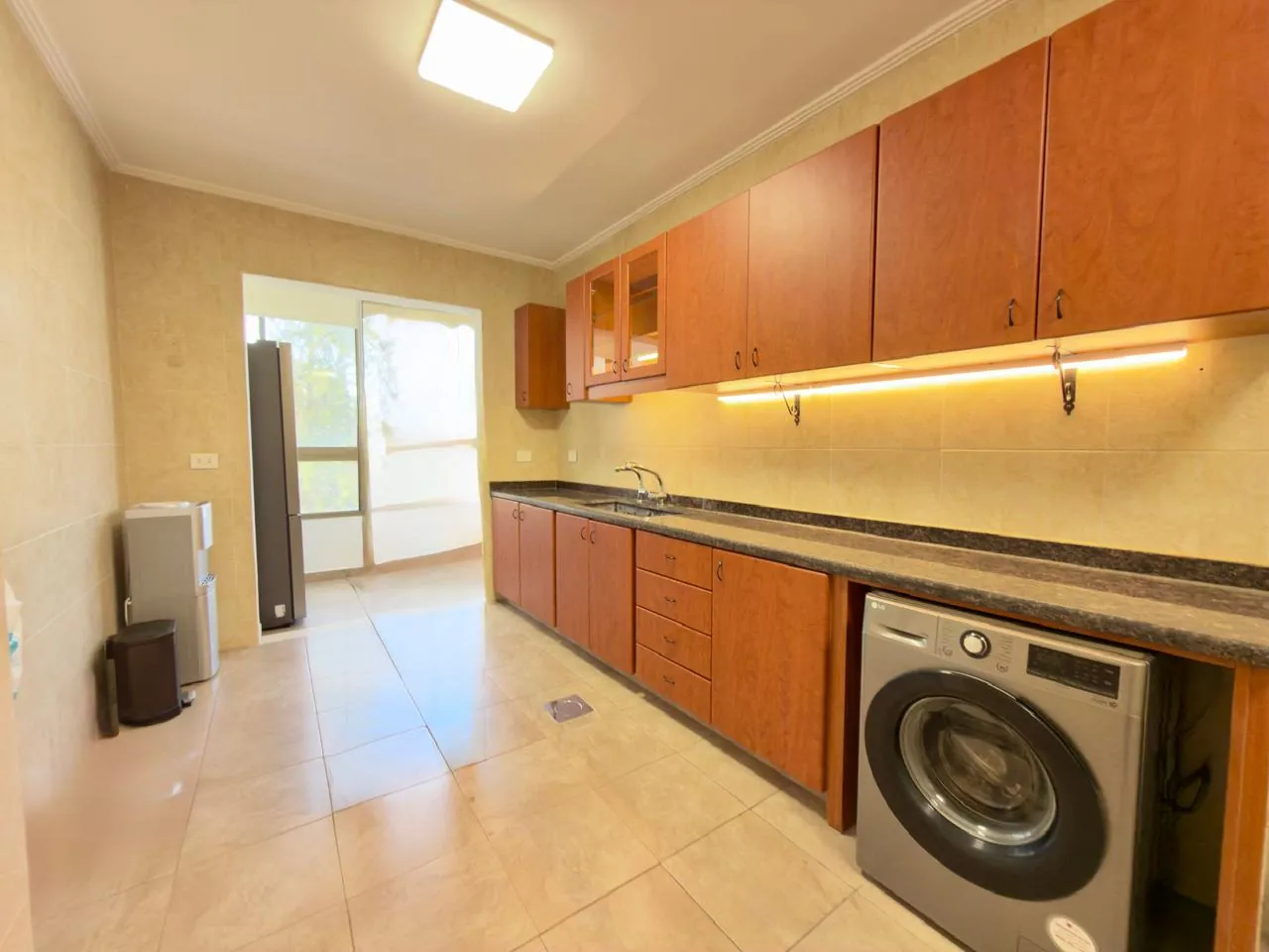 Sunny & Charming Apartment with Terrace For Sale in Achrafieh, Fassouh — الصورة 9