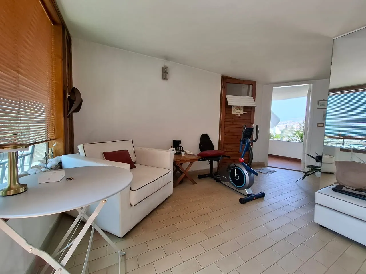 Furnished 2-Bedroom Chalet With Seaview & Terrace For Rent in Safra — الصورة 2