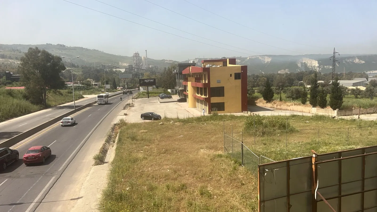 Exclusive! Commercial Building For Rent in A Prime Location On Chekka Highway — الصورة 2