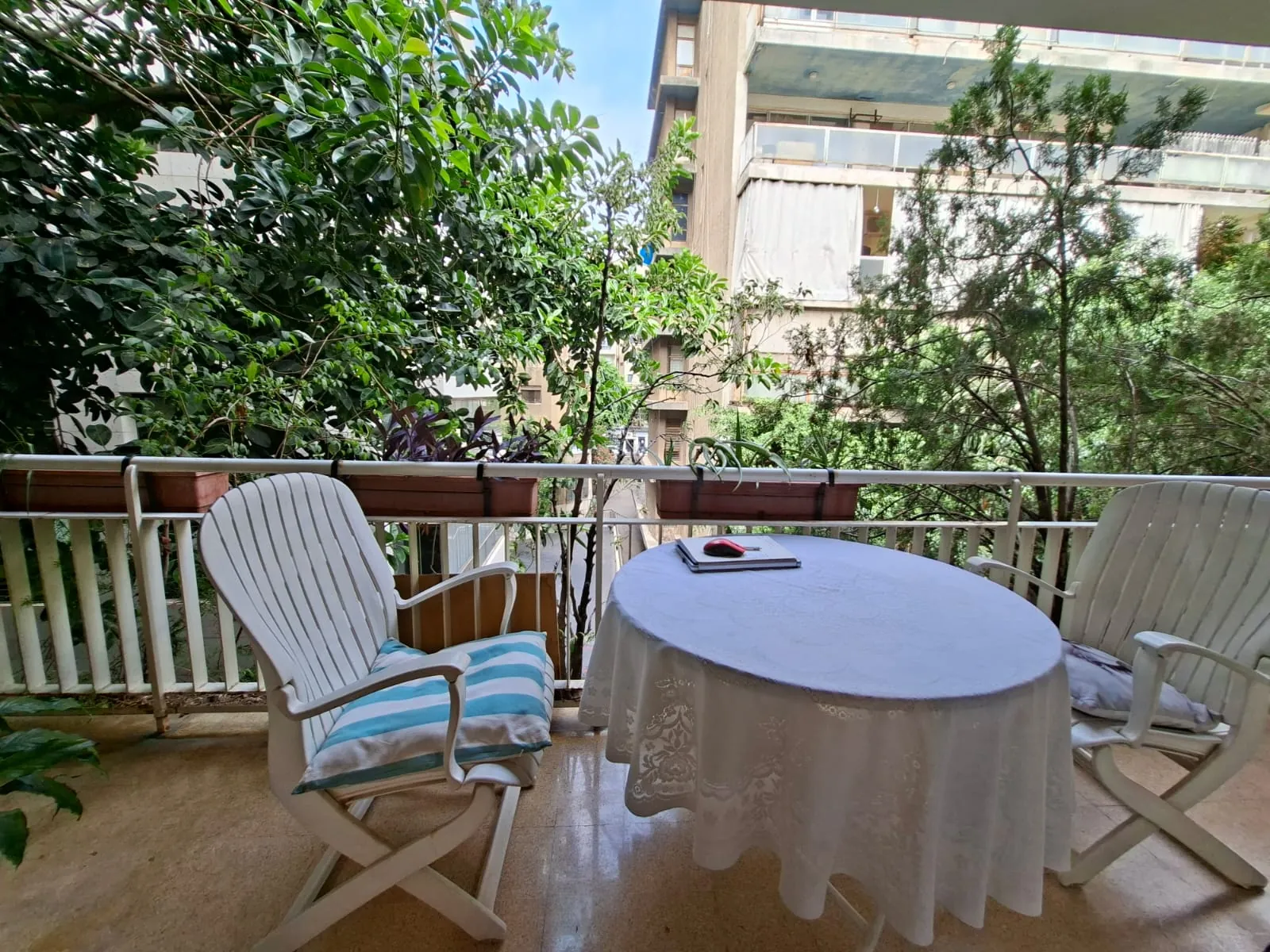 Charming 3-Bedroom Apartment For Rent in Hamra, Close to AUH — الصورة 2