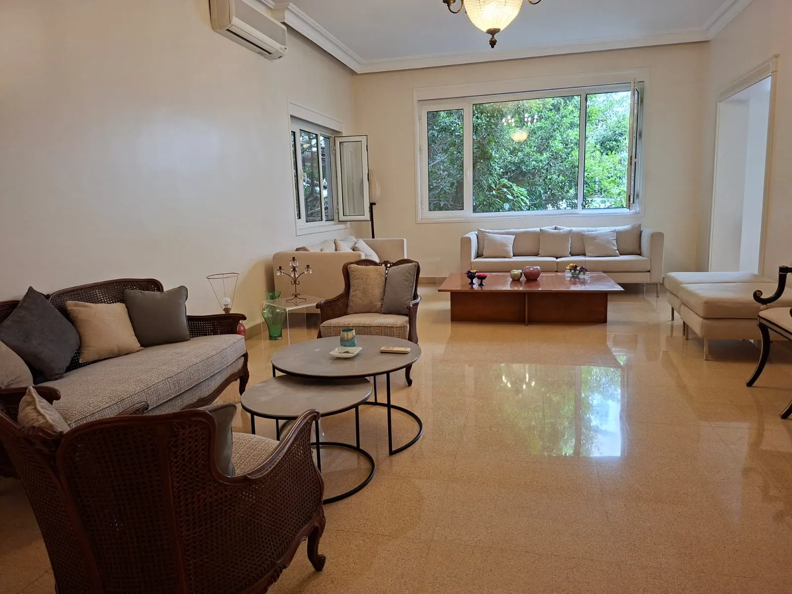 Charming 3-Bedroom Apartment For Rent in Hamra, Close to AUH — الصورة 3