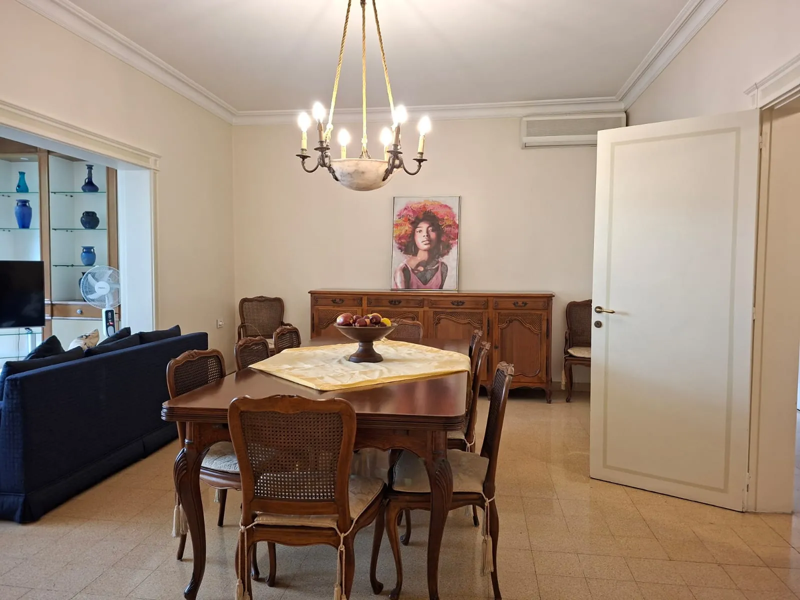 Charming 3-Bedroom Apartment For Rent in Hamra, Close to AUH — الصورة 5