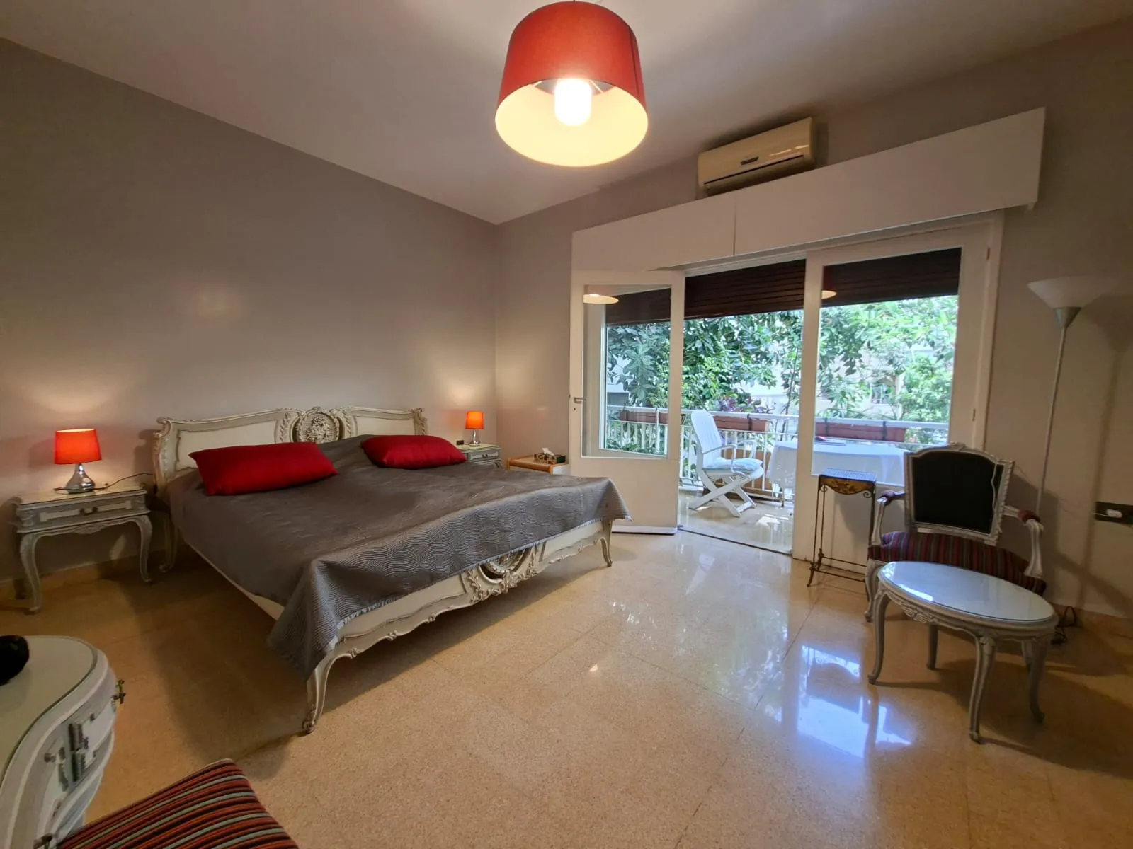 Charming 3-Bedroom Apartment For Rent in Hamra, Close to AUH — الصورة 7