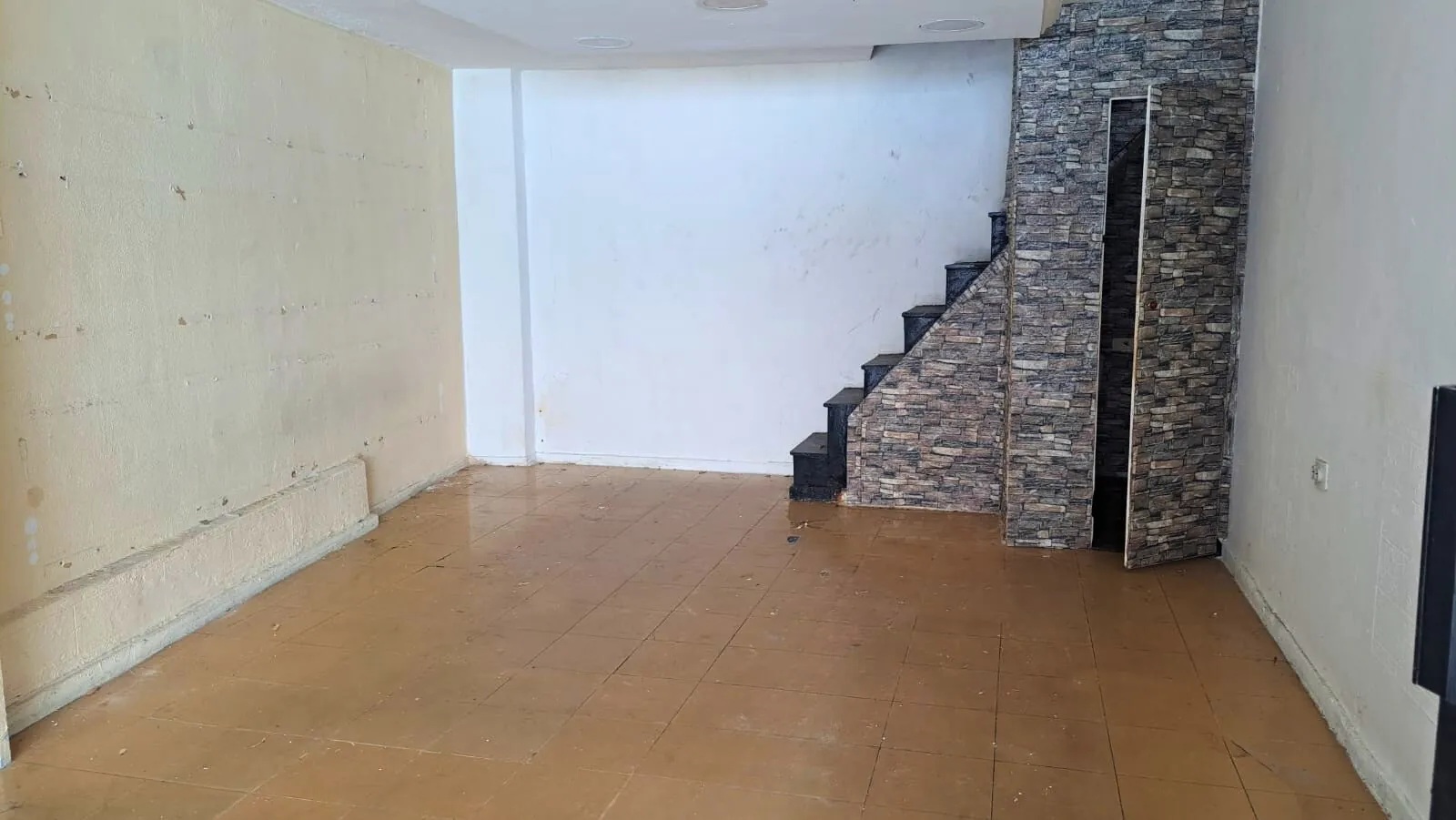 80 SQM Shop For Rent in Mar Elias, Ras Beirut