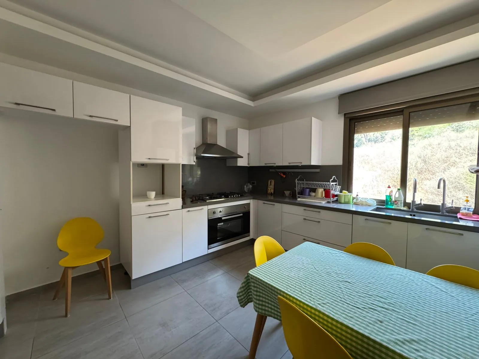Fully Furnished Decorated High-End Duplex With Terrace For Rent in Mansourieh — الصورة 3