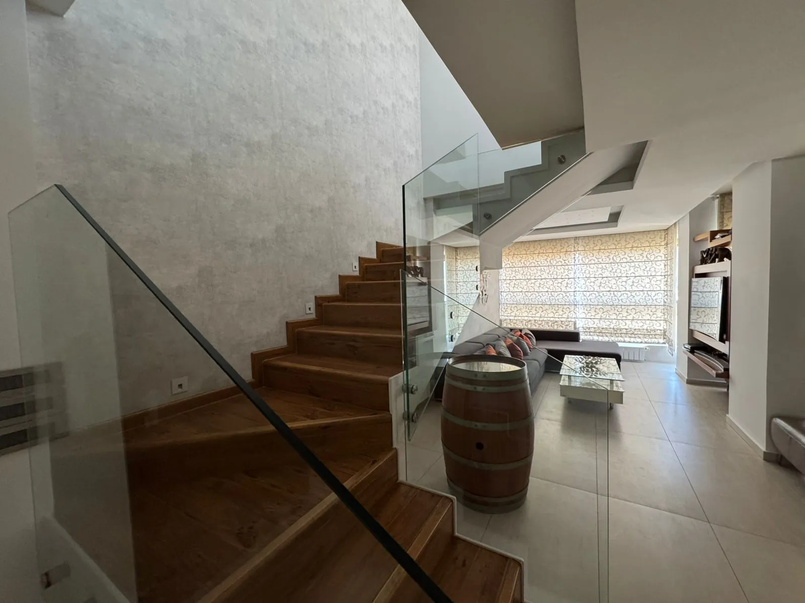 Fully Furnished Decorated High-End Duplex With Terrace For Rent in Mansourieh — الصورة 4