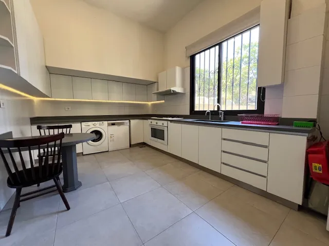 Unique 3-Bedroom Apartment with Terraces For Rent in Achrafieh, Monot — الصورة 5