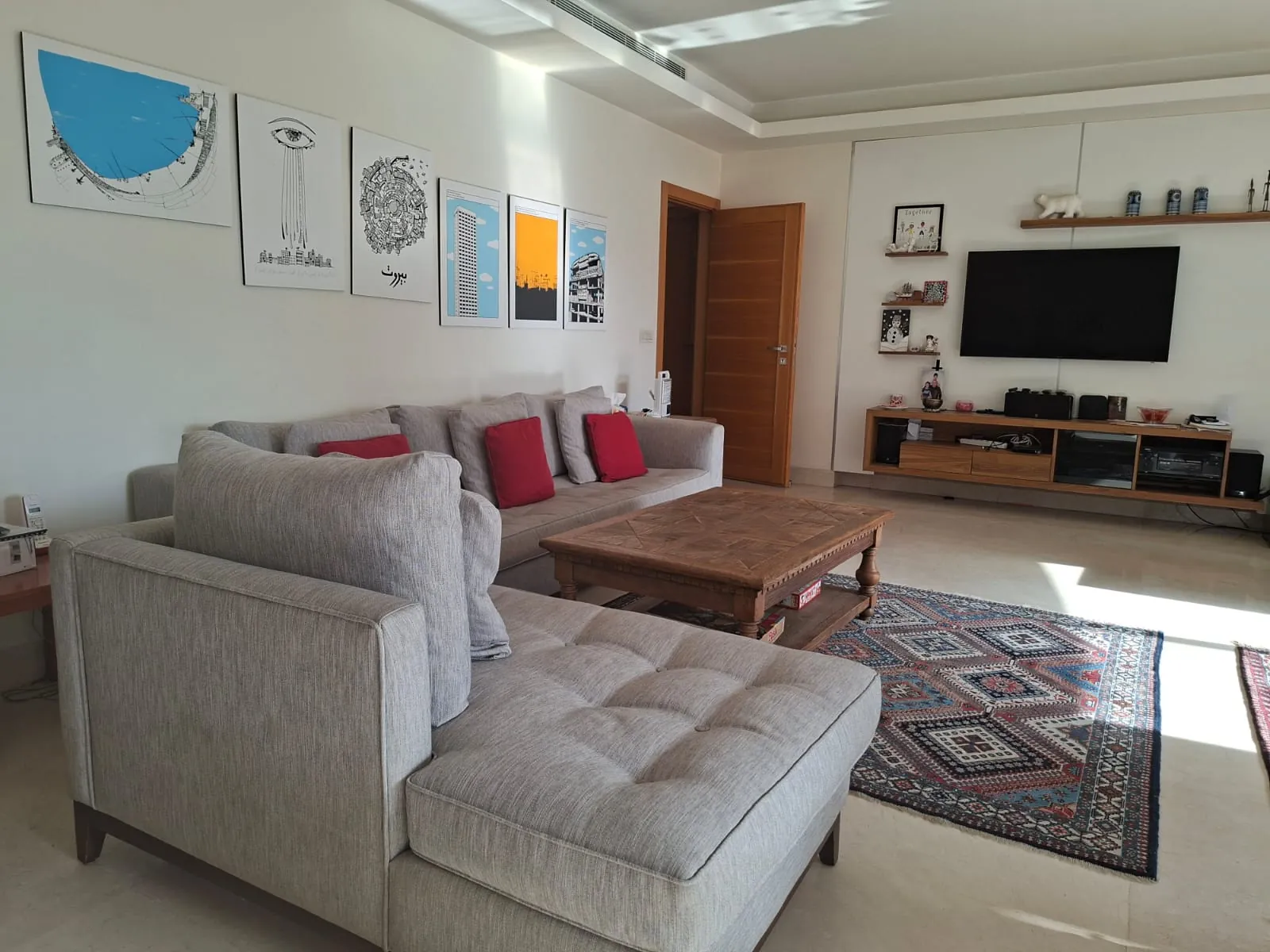 Modern & Furnished 3-Bedroom Apartment For Rent in Sanayeh, Ras Beirut — الصورة 3