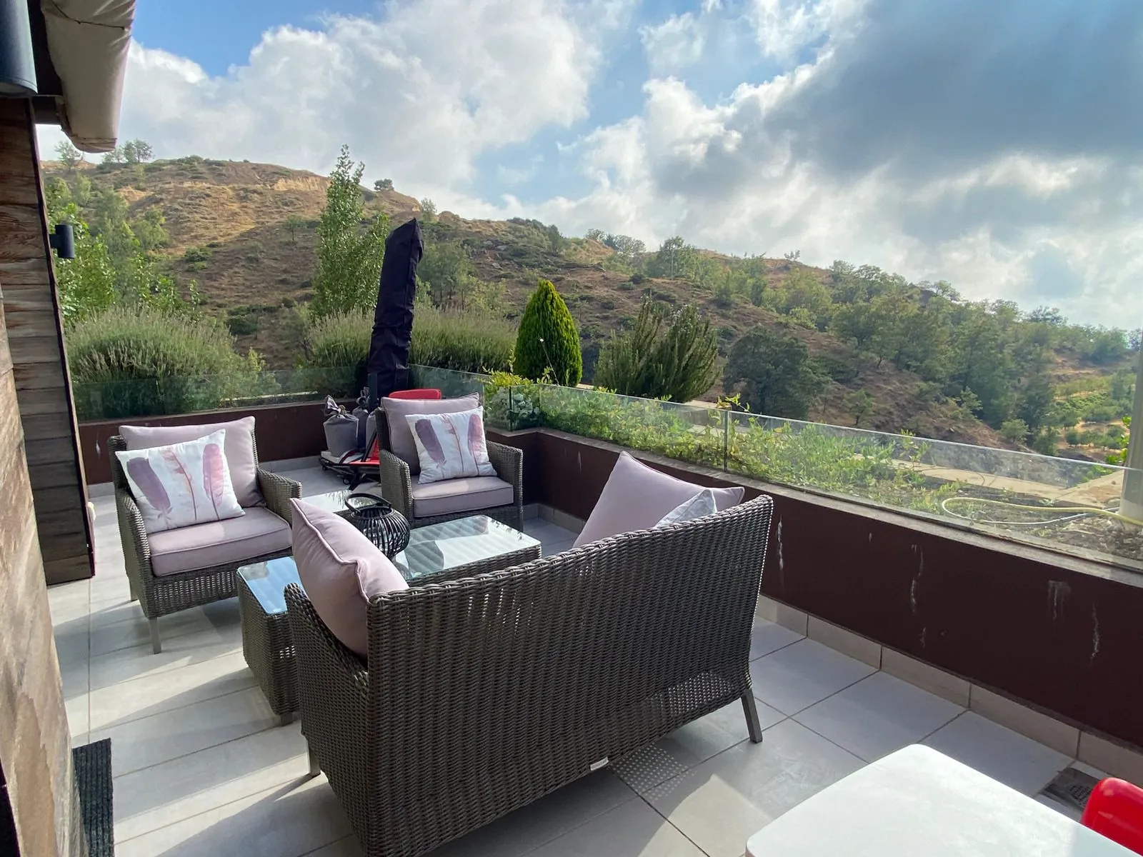 Fully Furnished Duplex Chalet with Terrace for Rent in RedRock Faqra — الصورة 6