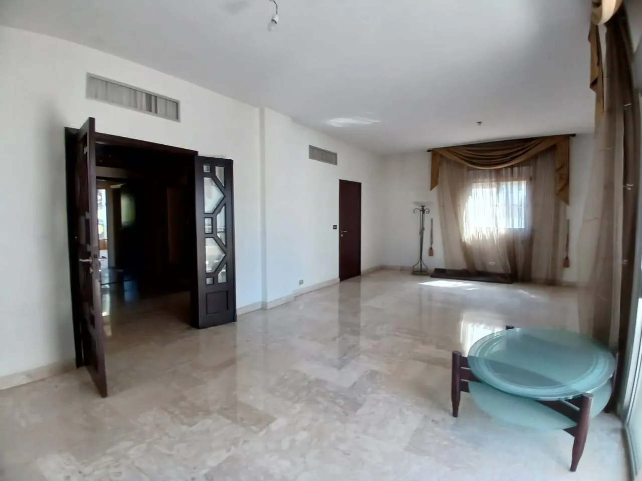 Spacious Apartment For Sale in Aoukar — الصورة 2