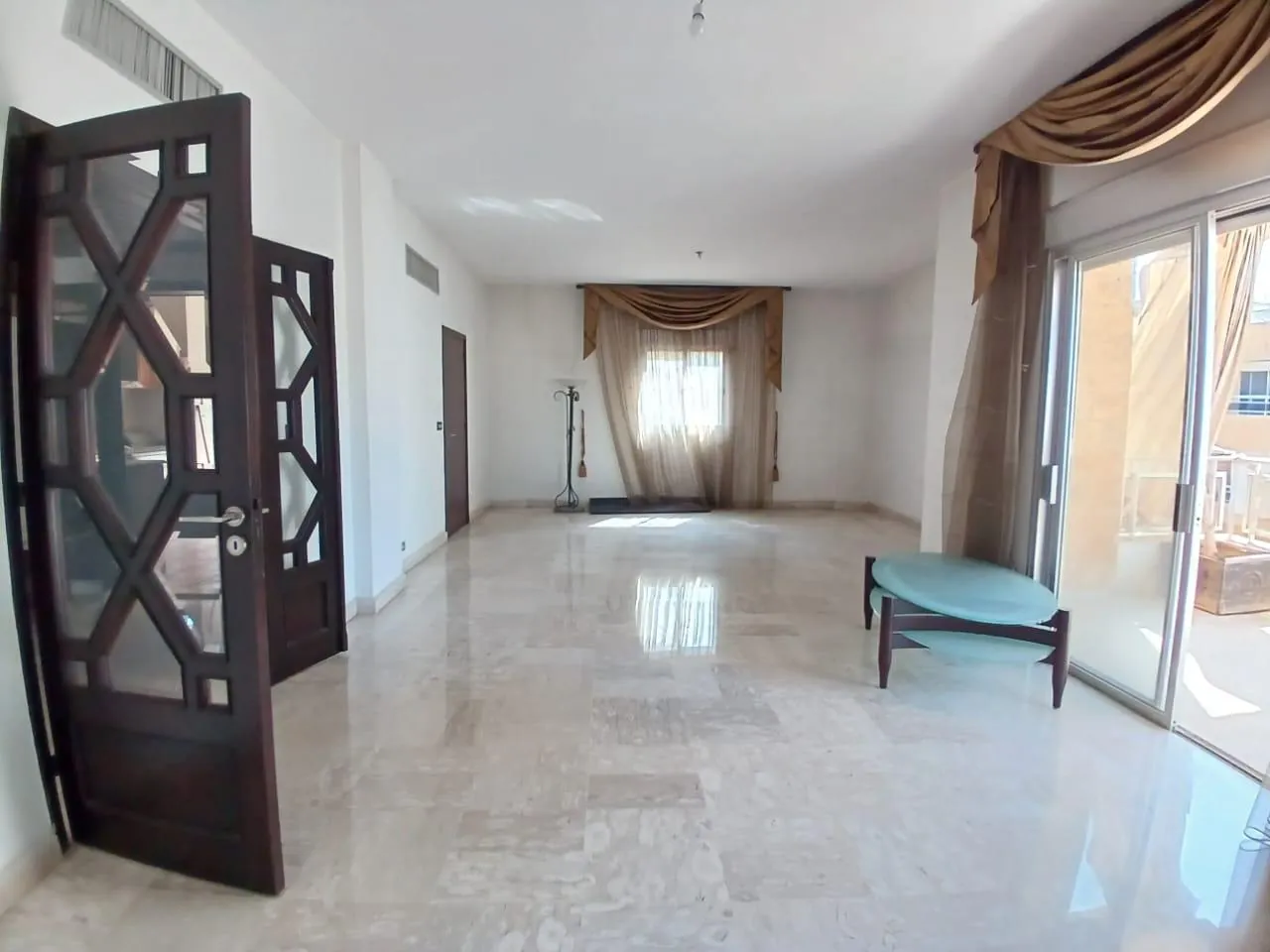 Spacious Apartment For Sale in Aoukar — الصورة 3