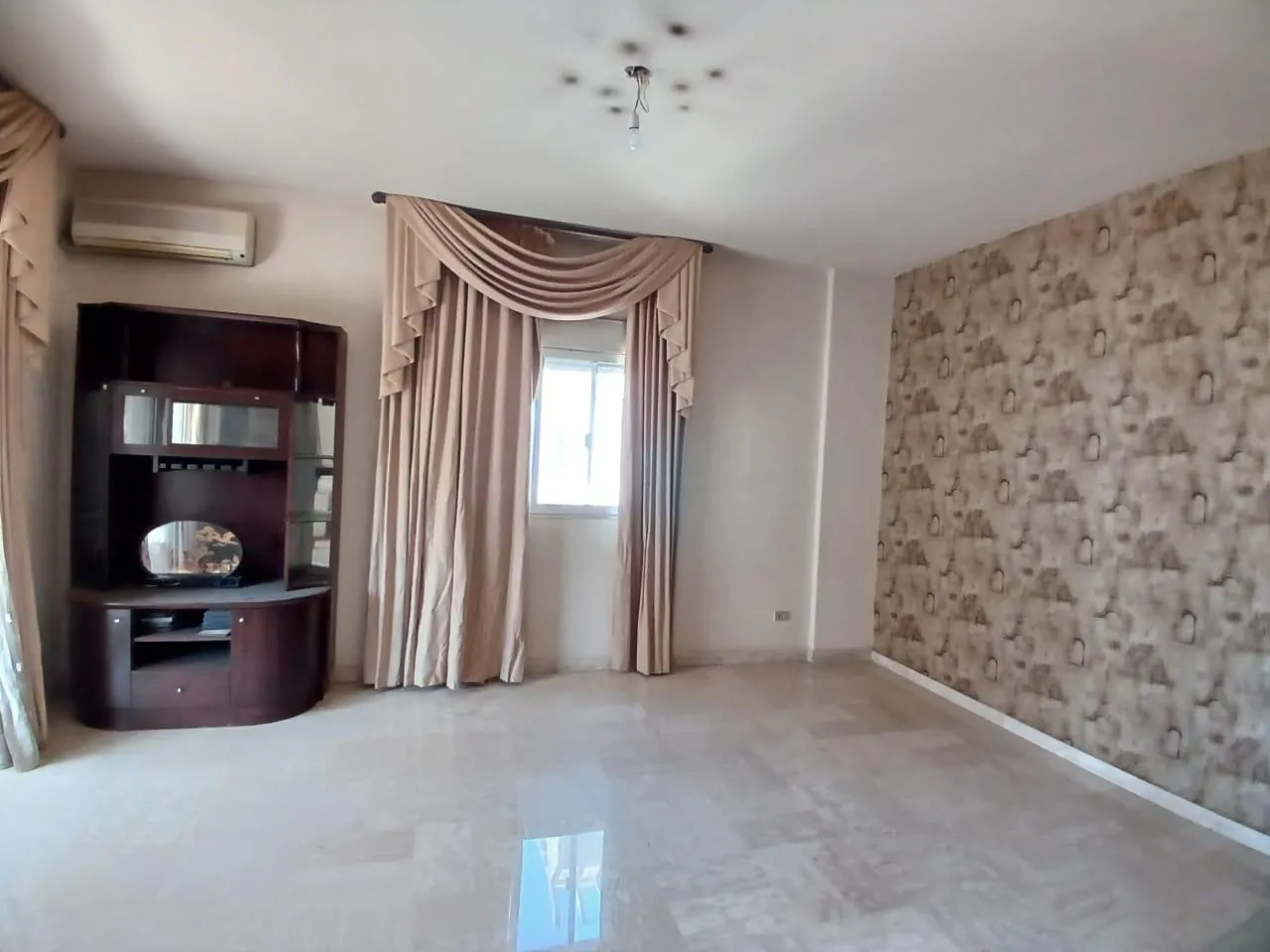 Spacious Apartment For Sale in Aoukar — الصورة 4