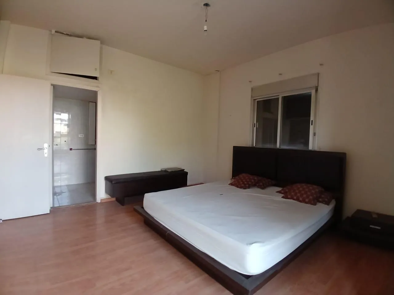 Spacious Apartment For Sale in Aoukar — الصورة 9