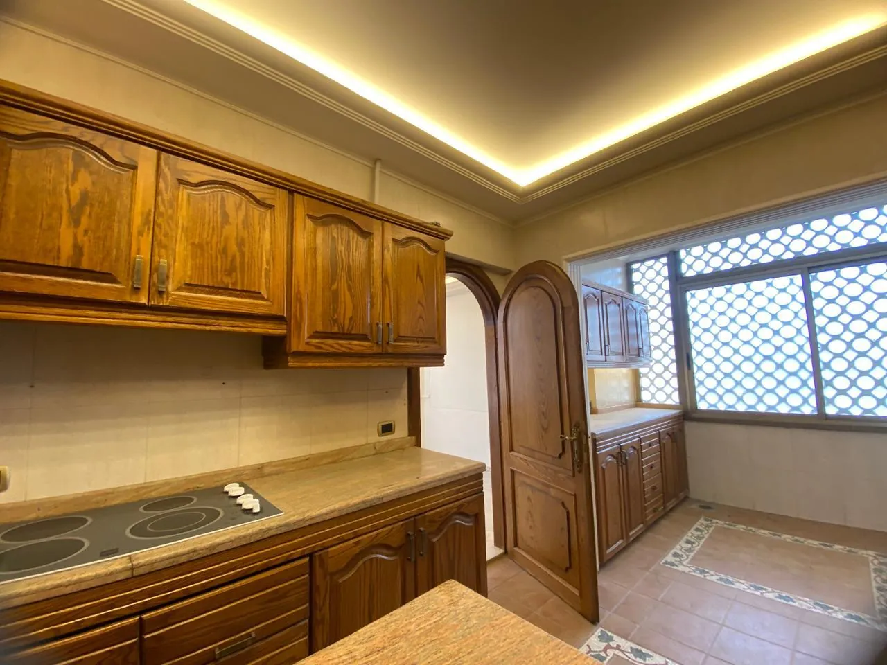 High-End Apartment with Mountain View For Sale in Clemenceau, Ras Beirut — الصورة 10