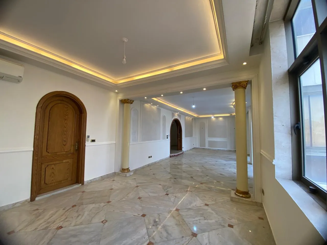 High-End Apartment with Mountain View For Sale in Clemenceau, Ras Beirut — الصورة 2