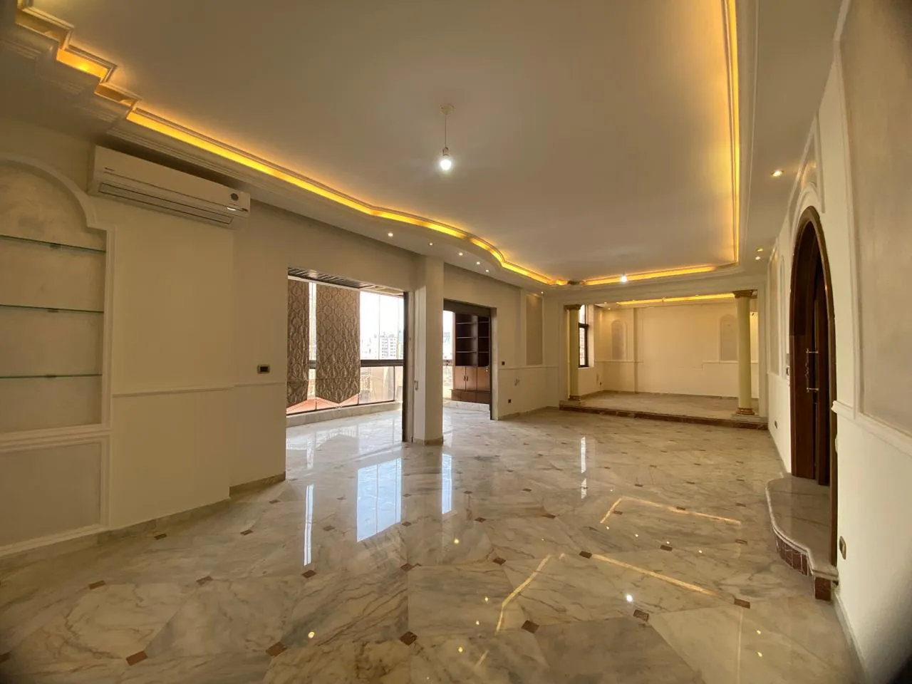 High-End Apartment with Mountain View For Sale in Clemenceau, Ras Beirut — الصورة 3