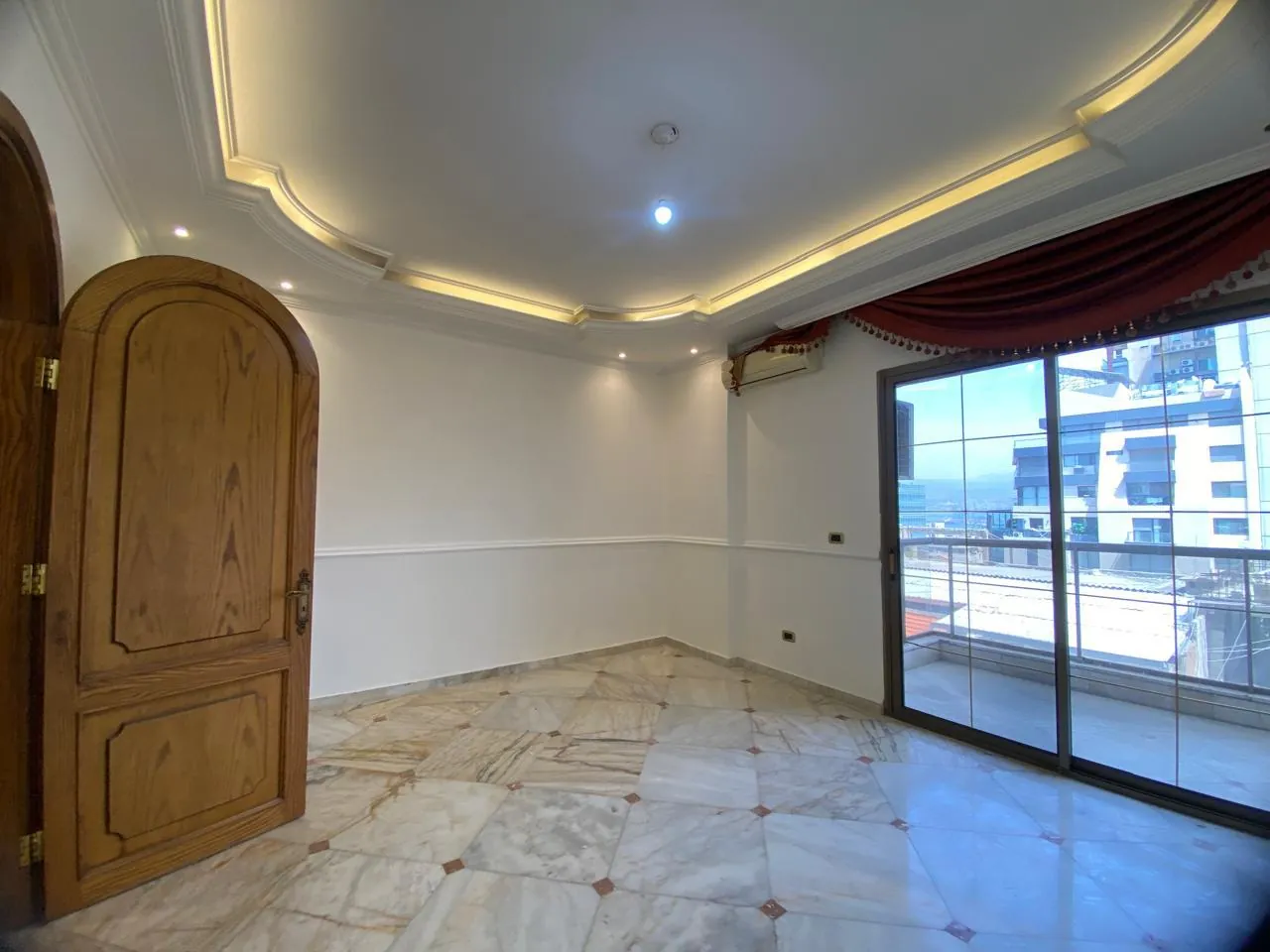 High-End Apartment with Mountain View For Sale in Clemenceau, Ras Beirut — الصورة 7