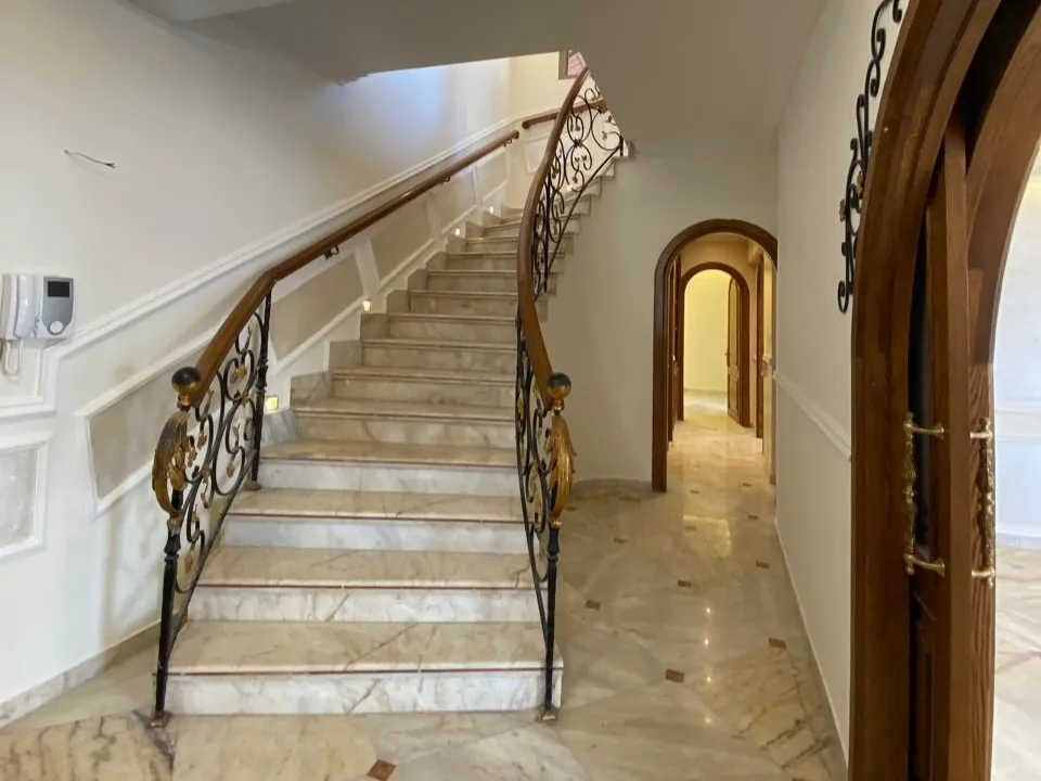 High-End Apartment with Mountain View For Sale in Clemenceau, Ras Beirut — الصورة 8