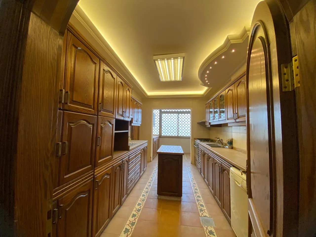 High-End Apartment with Mountain View For Sale in Clemenceau, Ras Beirut — الصورة 9