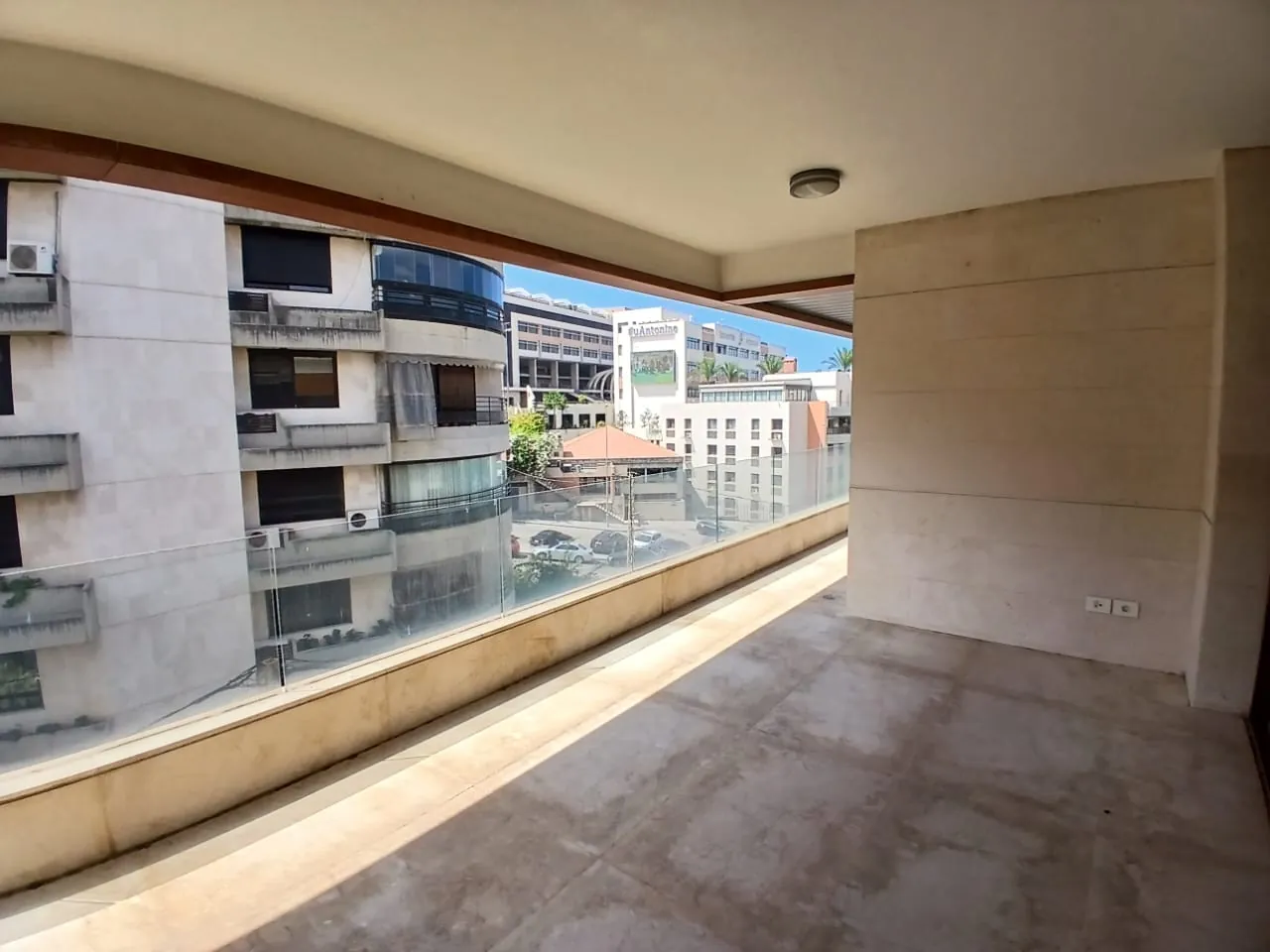 Duplex With Terrace For Sale Overlooking Great View in Prime Location in Baabda — الصورة 3