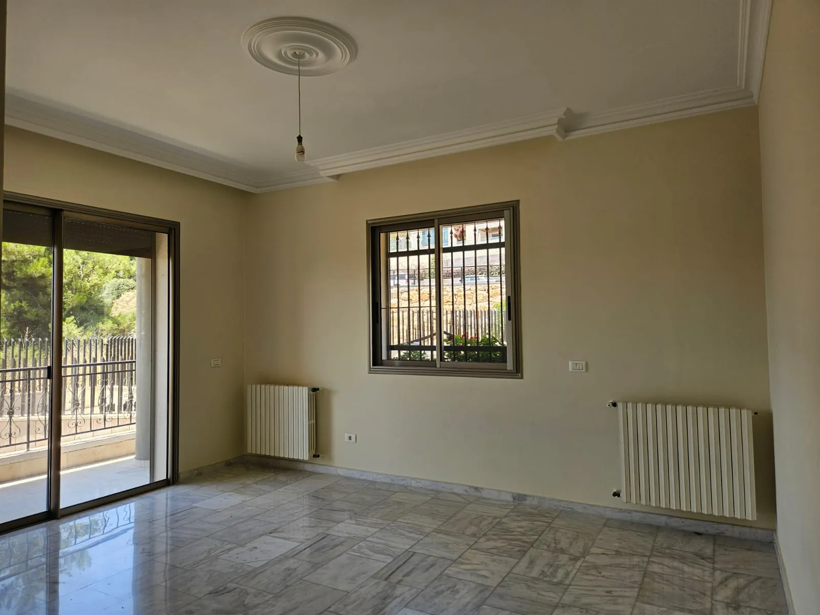 Spacious Apartment With Terrace For Rent in Baabdat — الصورة 5