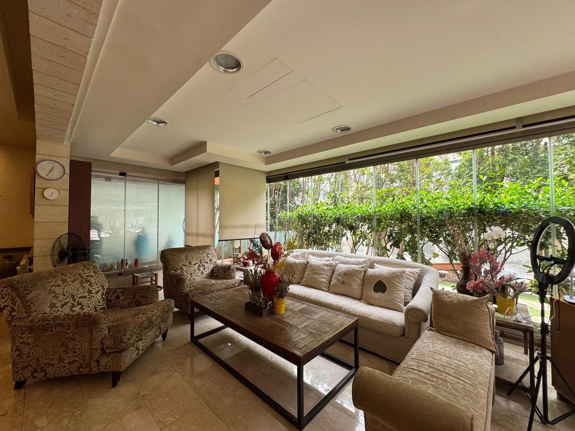 Fully Decorated Apartment For Sale In A Luxurious Building in Mansourieh — الصورة 4