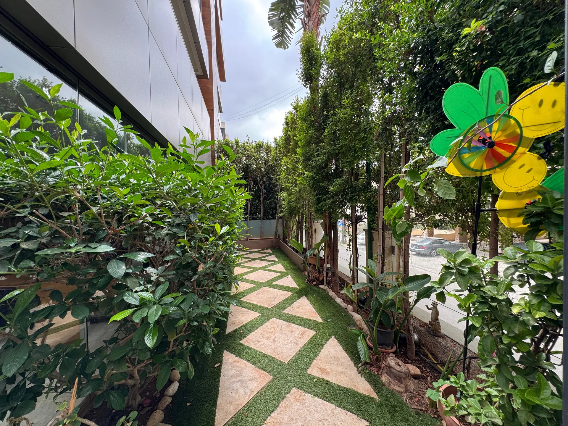 Fully Decorated Apartment For Sale In A Luxurious Building in Mansourieh — الصورة 7