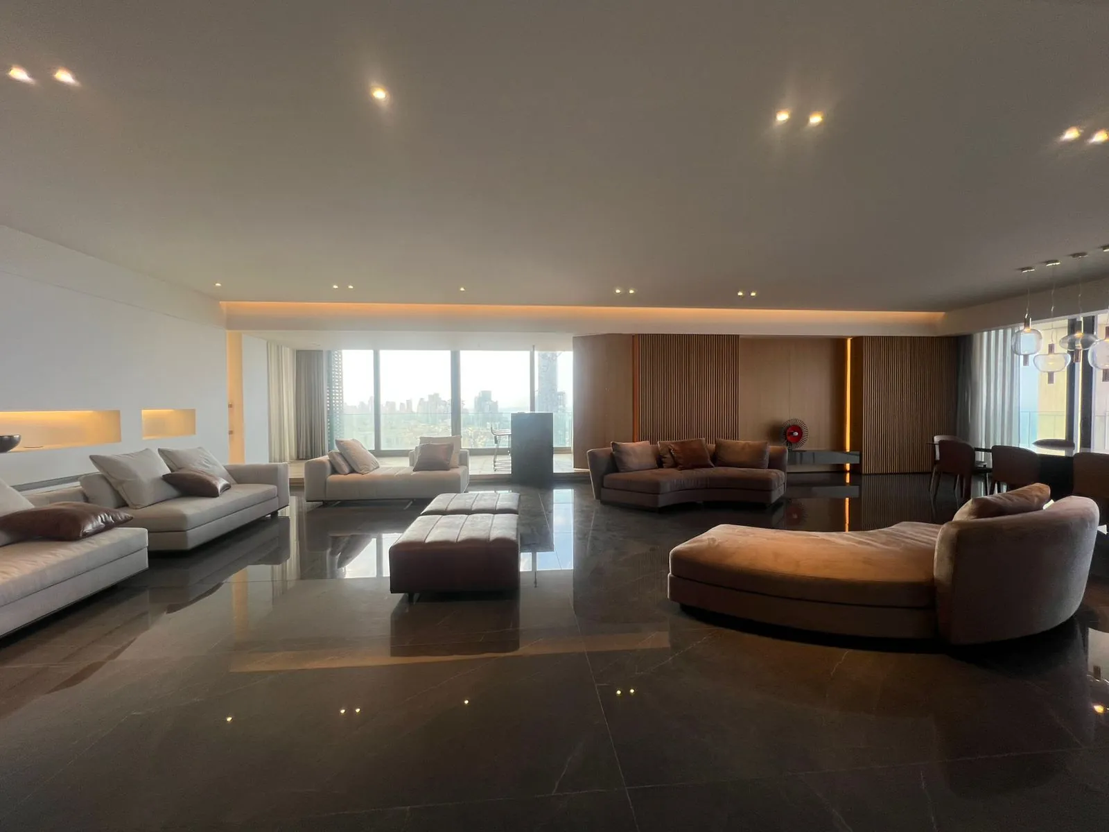 Luxurious Living! High-End Apartment with Sea & City View For Sale in Gemmayzeh — الصورة 2