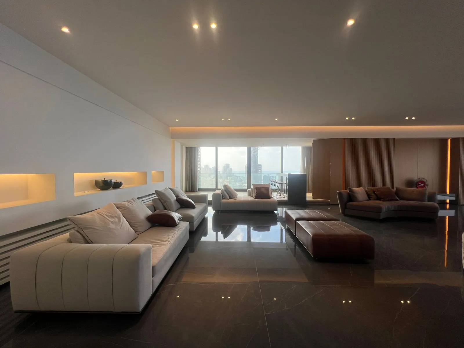 Luxurious Living! High-End Apartment with Sea & City View For Sale in Gemmayzeh — الصورة 3