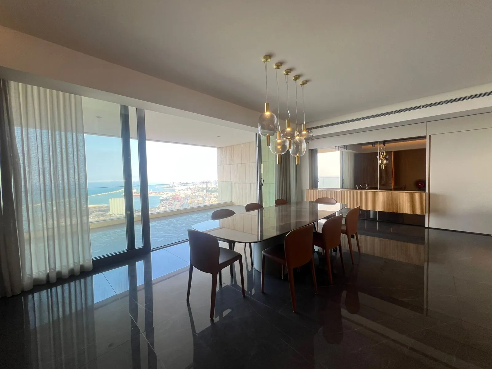 Luxurious Living! High-End Apartment with Sea & City View For Sale in Gemmayzeh — الصورة 4
