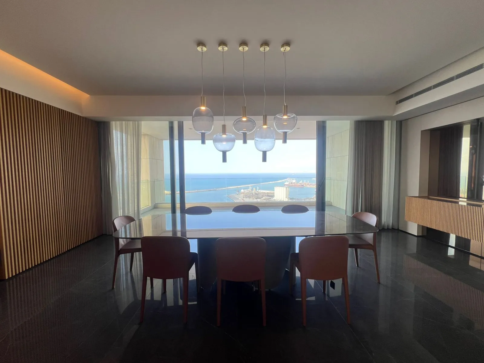 Luxurious Living! High-End Apartment with Sea & City View For Sale in Gemmayzeh — الصورة 5