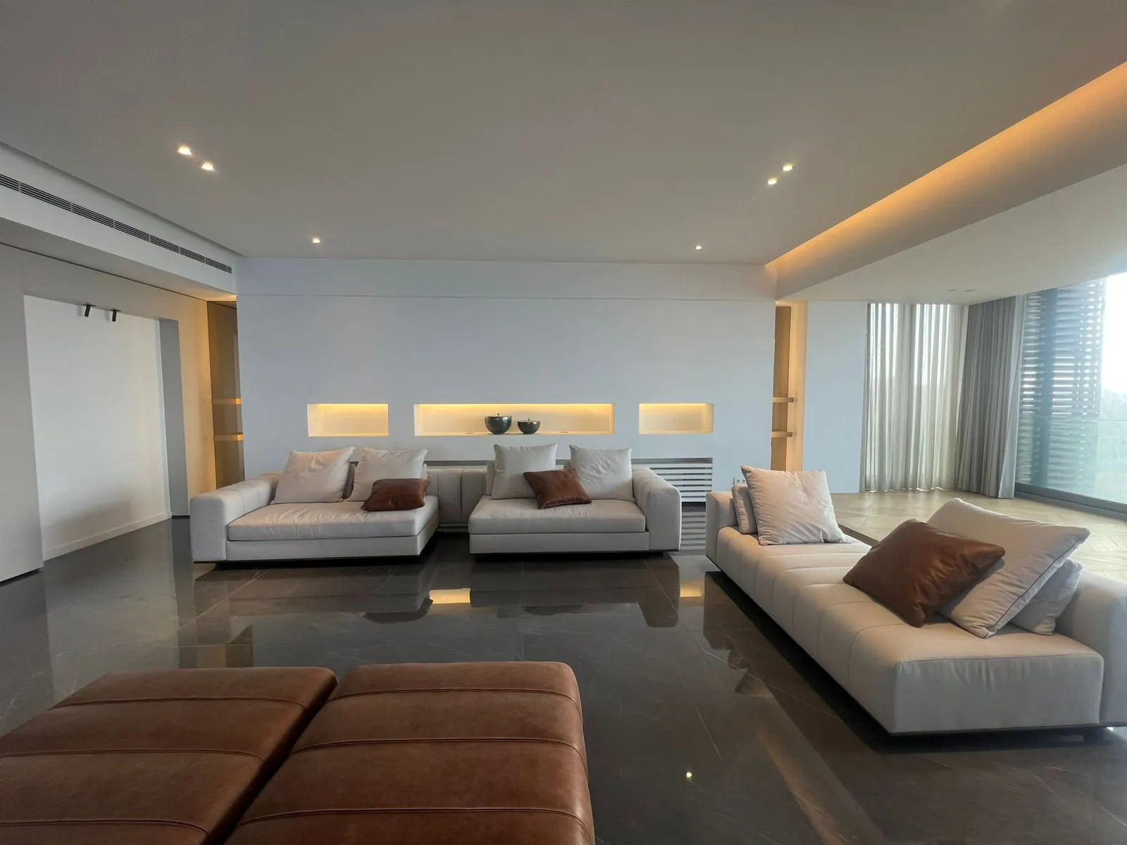 Luxurious Living! High-End Apartment with Sea & City View For Sale in Gemmayzeh — الصورة 6