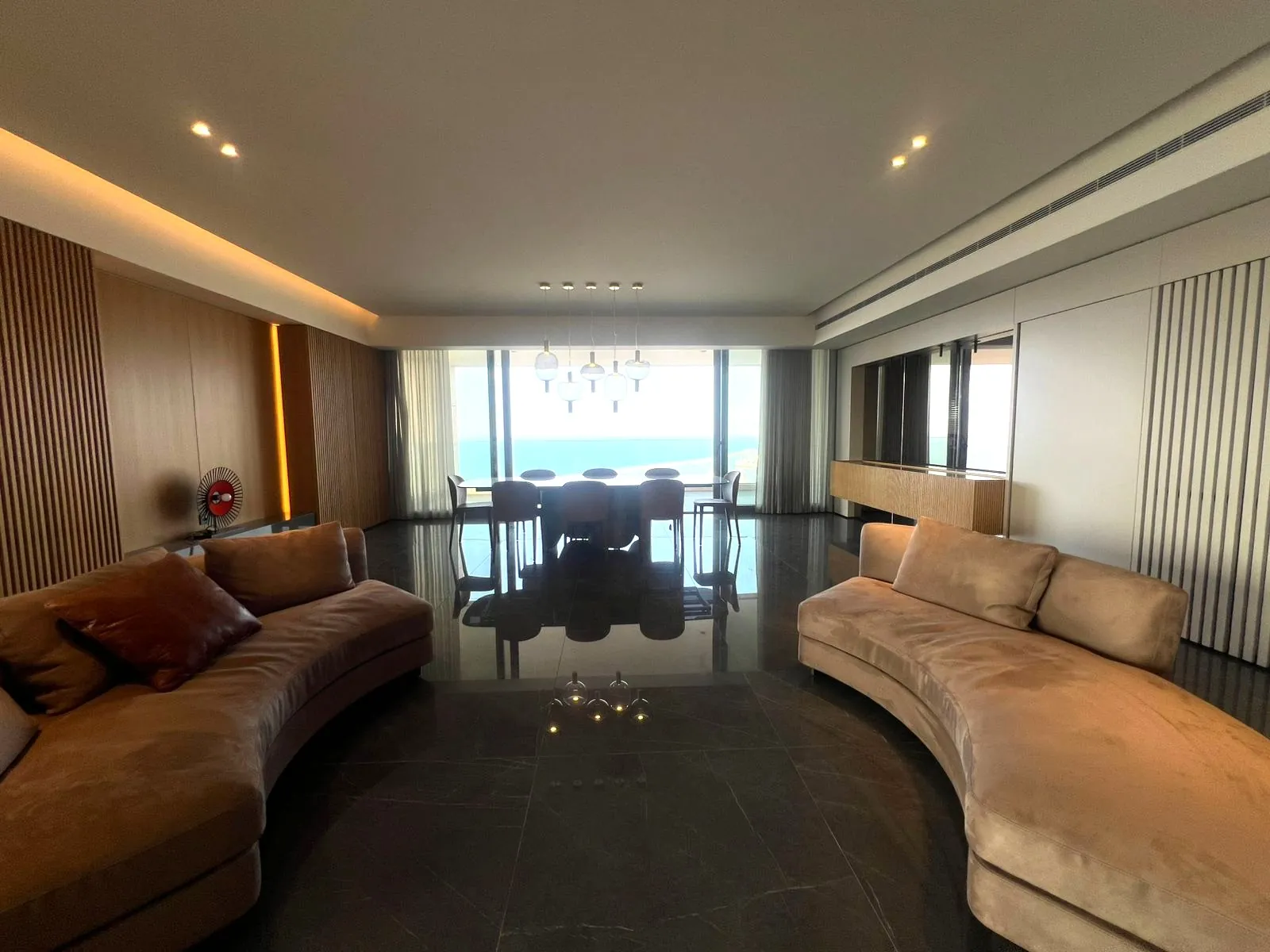 Luxurious Living! High-End Apartment with Sea & City View For Sale in Gemmayzeh — الصورة 7