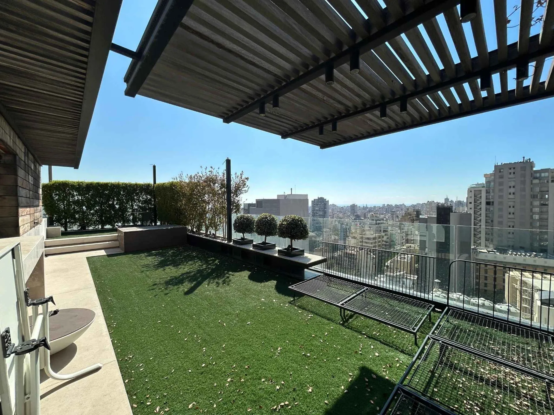 Penthouse with Terraces and Mountain City View For Sale in Achrafieh, Rizk — الصورة 2