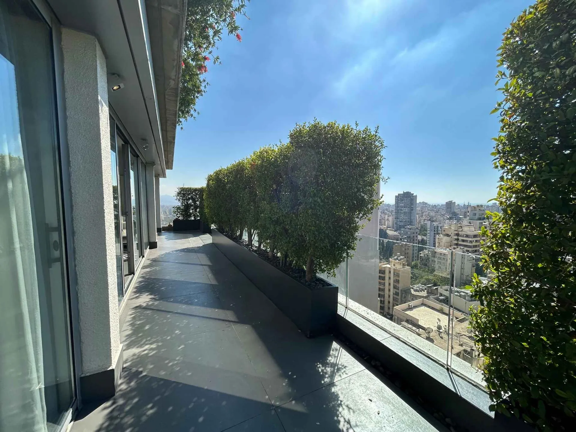 Penthouse with Terraces and Mountain City View For Sale in Achrafieh, Rizk — الصورة 7