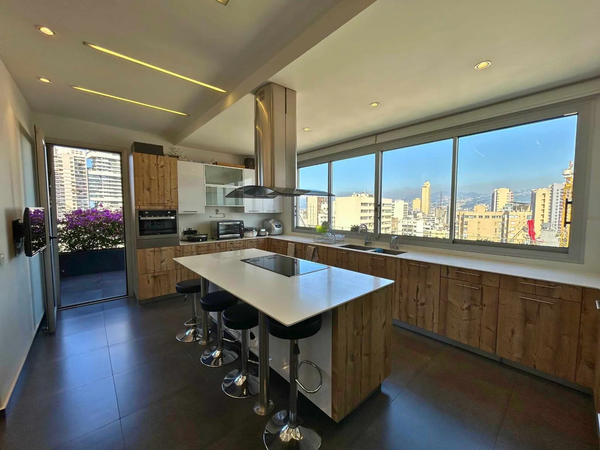 Penthouse with Terraces and Mountain City View For Sale in Achrafieh, Rizk — الصورة 8
